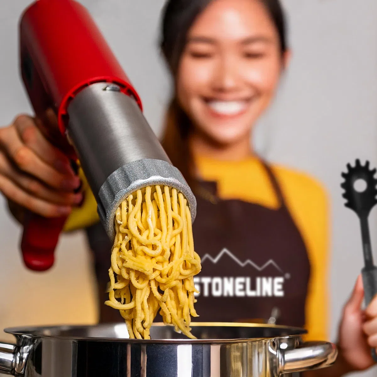 STONELINE Elektrische Nudelmaschine Pasta Maker USB C Aufladbar Akku 3000mAh, 40 W, Kabellose Hand Nudelmaschine mit 8 Aufsätzen für Nudeln Spaghetti Gnocchi Spritzgebäck Churros Presse Edelstahl, Rot