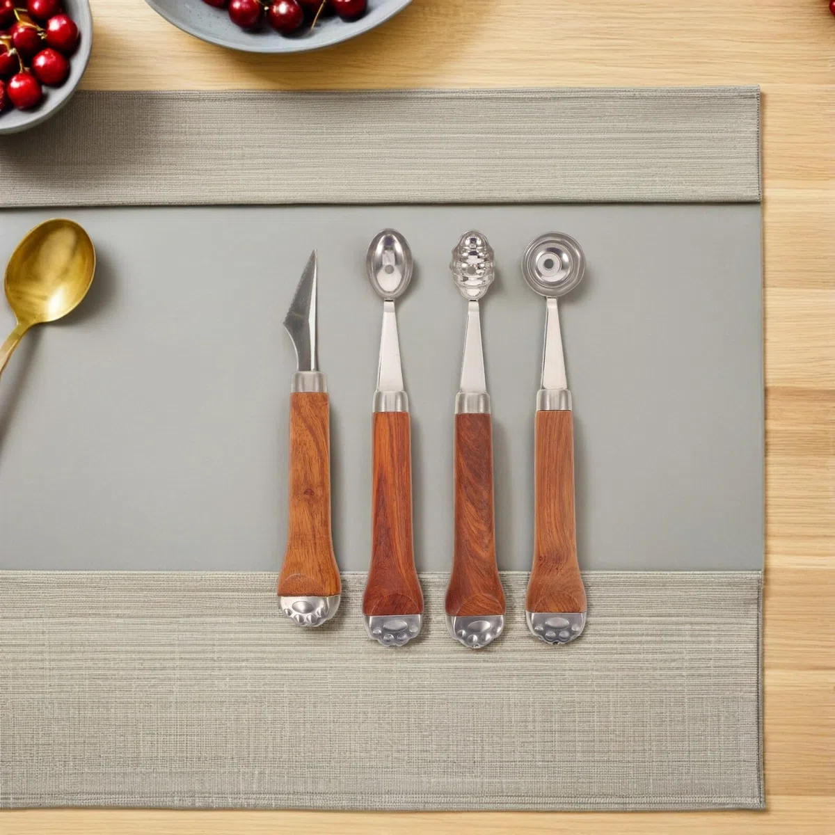4 Stück Teiliges Melonenkugelausstecher-set aus Edelstahl mit Ergonomischem Holzgriff Melonen Obstkugelausstecher Sowie Gezacktes Fruchtschneidewerkzeug für Eiscreme Dessert und