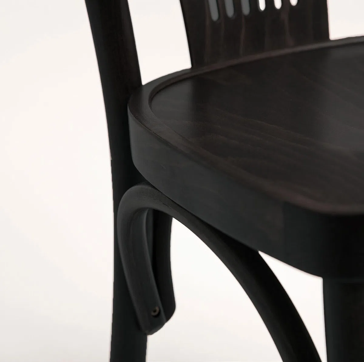 METRO Professional Restaurant-Stuhl Lyra, 2er Set Esszimmerstühle, Buchen-Holz, 44 x 49 x 80 cm, 110 kg Tragkraft, mit Kunststoffgleitern, Wenge