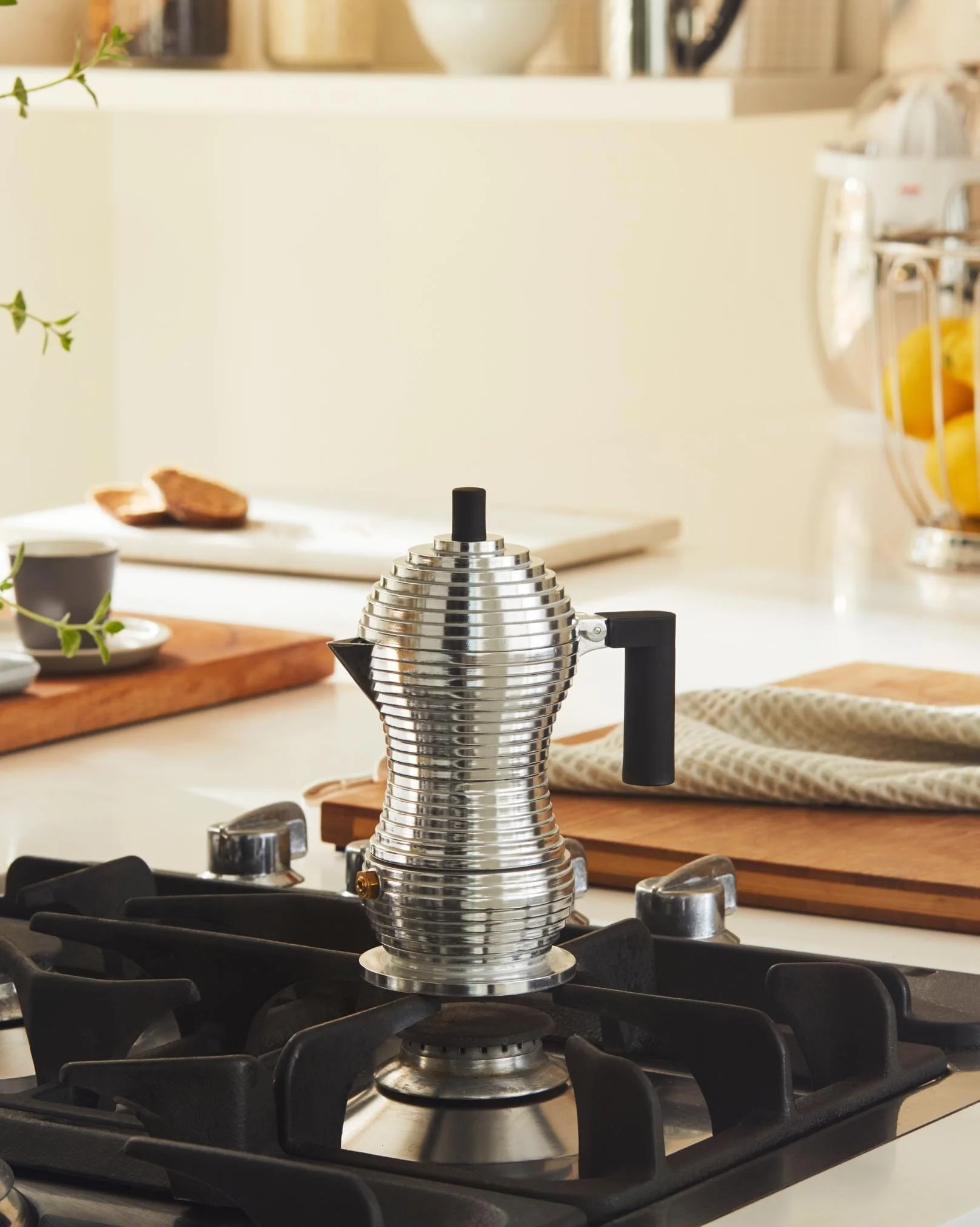 Alessi Pulcina MDL02/6BFM – Designer-Espresso-Kaffeemaschine, Griff und Knopf aus PA, Aluminiumguss für Induktionsherde, 6 Tassen, Schwarz