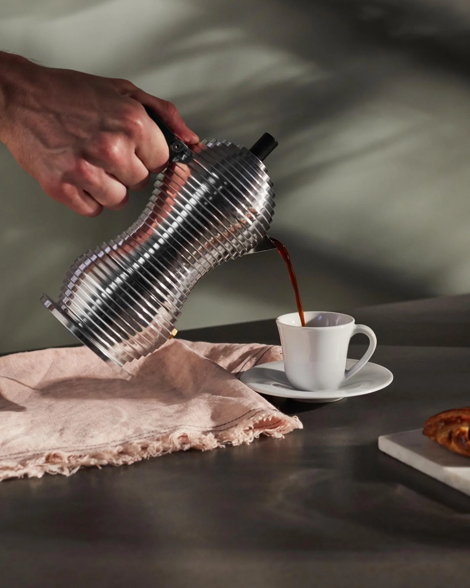 Alessi Pulcina MDL02/6BFM – Designer-Espresso-Kaffeemaschine, Griff und Knopf aus PA, Aluminiumguss für Induktionsherde, 6 Tassen, Schwarz