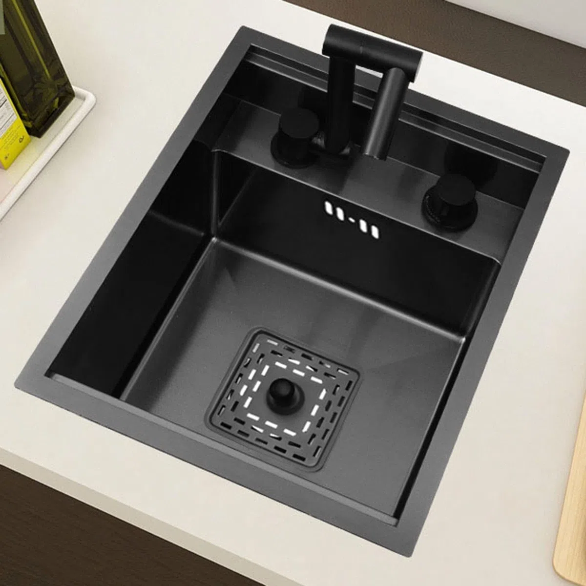 Vorbereitungsspüle versteckt in der Kücheninsel mit klappbarem Wasserhahn – kleine Einzelspüle mit Abdeckung – unsichtbares platzsparendes Design