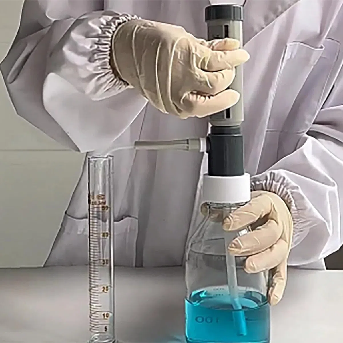 Flaschendeckelspender für 0–25 ml, Hülsentyp mit 2000 ml Glasflasche, verstellbare Kapazitätsskala für effizientes und sicheres Pipettieren von Säuren und Reagenzien