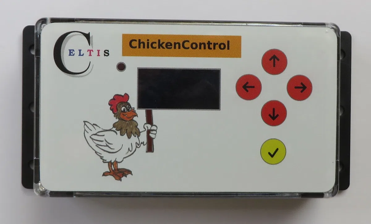 ChickenControl All-In-One-Steuerung für Hühnerstall | Beleuchtung, Klappe, Lüftung, Heizung, Berechnet Sonnenaufgang und Untergang, Sanftes Dimmen