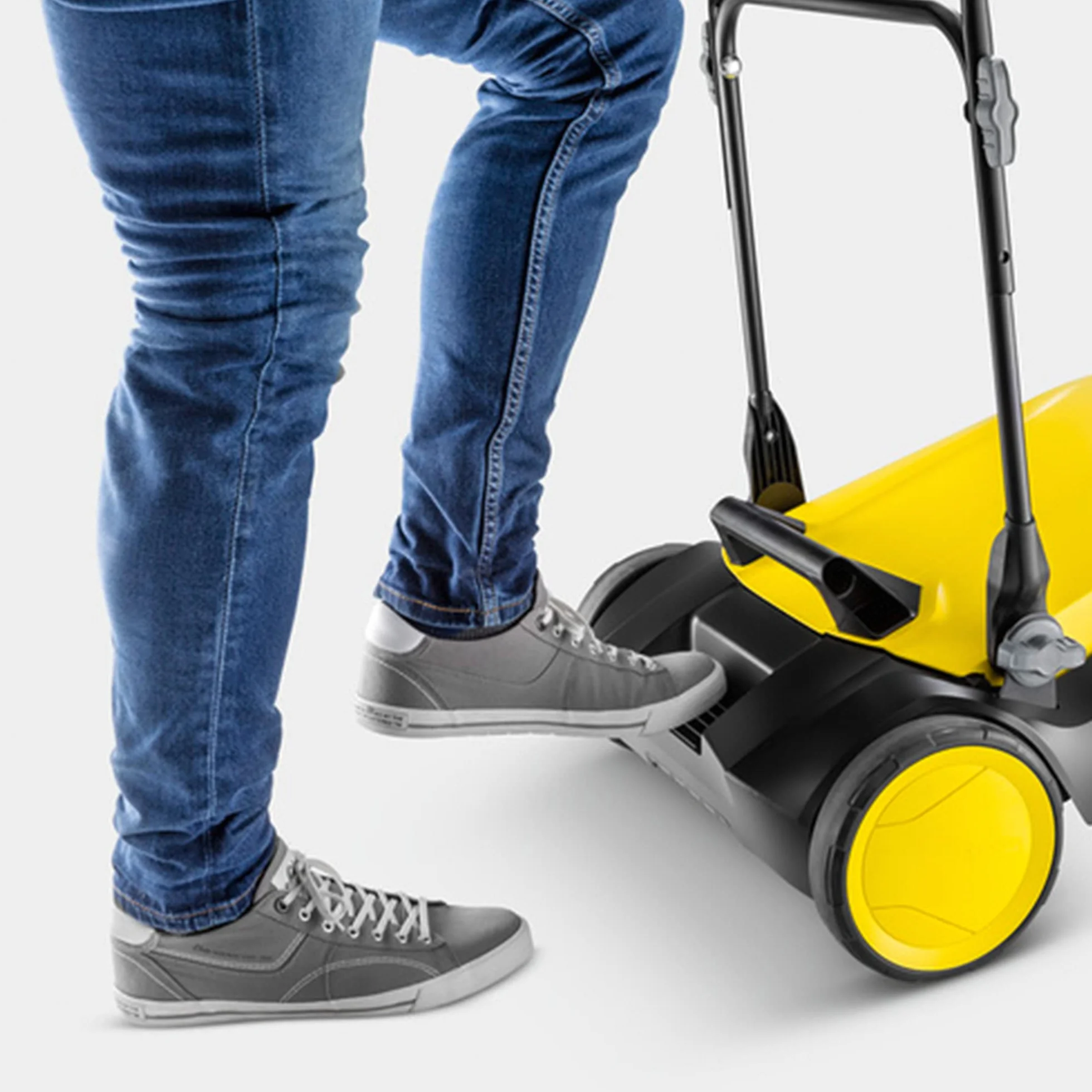 Kärcher Kehrmaschine S 4 Twin Max. Flächenleistung: 2400m²/h & 18 V Akku-Unkrautentferner WRE 18-55