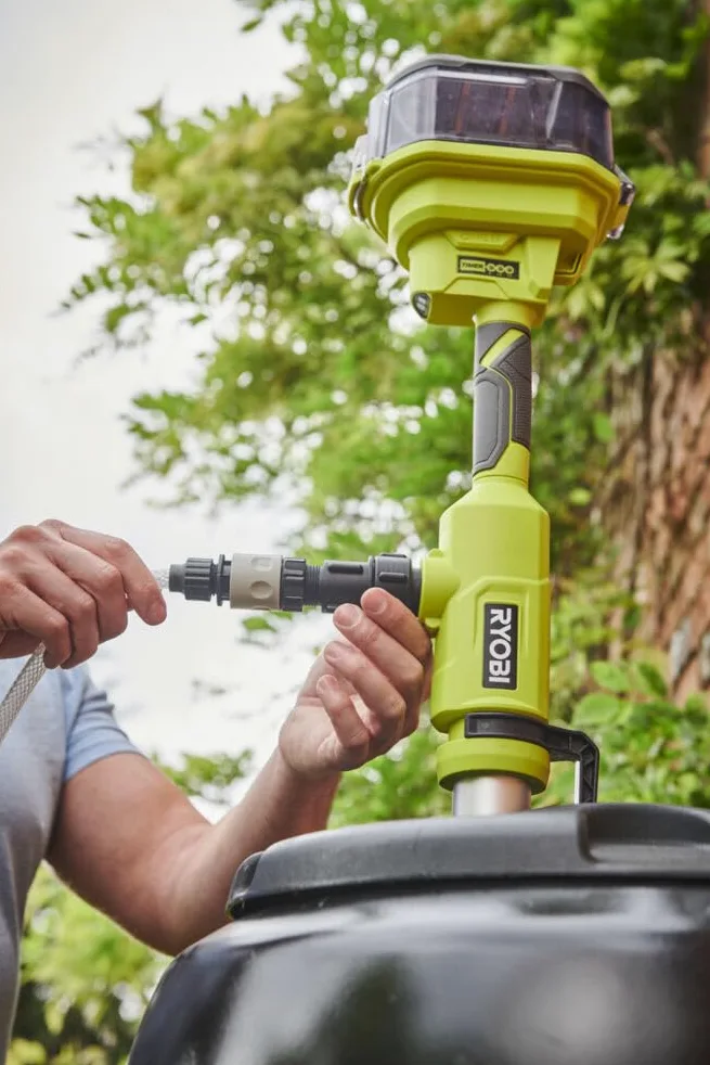 RYOBI 18 V ONE+ Akku-Regenfasspumpe RY18STPA-0 (bis zu 3.360 l/h Förderleistung, bis zu 7 m Förderhöhe, Wassergeschütztes Akku-Fach (IPX7 Schutzklasse), ohne Akku und Ladegerät)