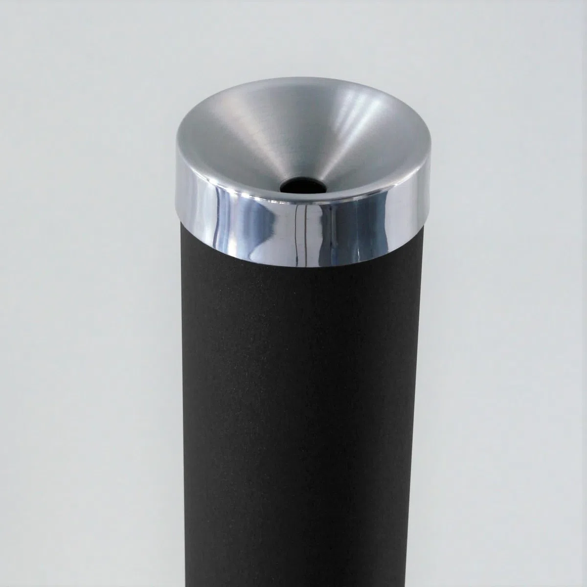 Aschenbecher Säule 81x25 cm, schwarz, Marke Szagato, Marke Szagato Made in Germany (Industrie Standaschenbecher modern Design Aschenbecher groß stehend aus ALU für innen und außen outdoor)