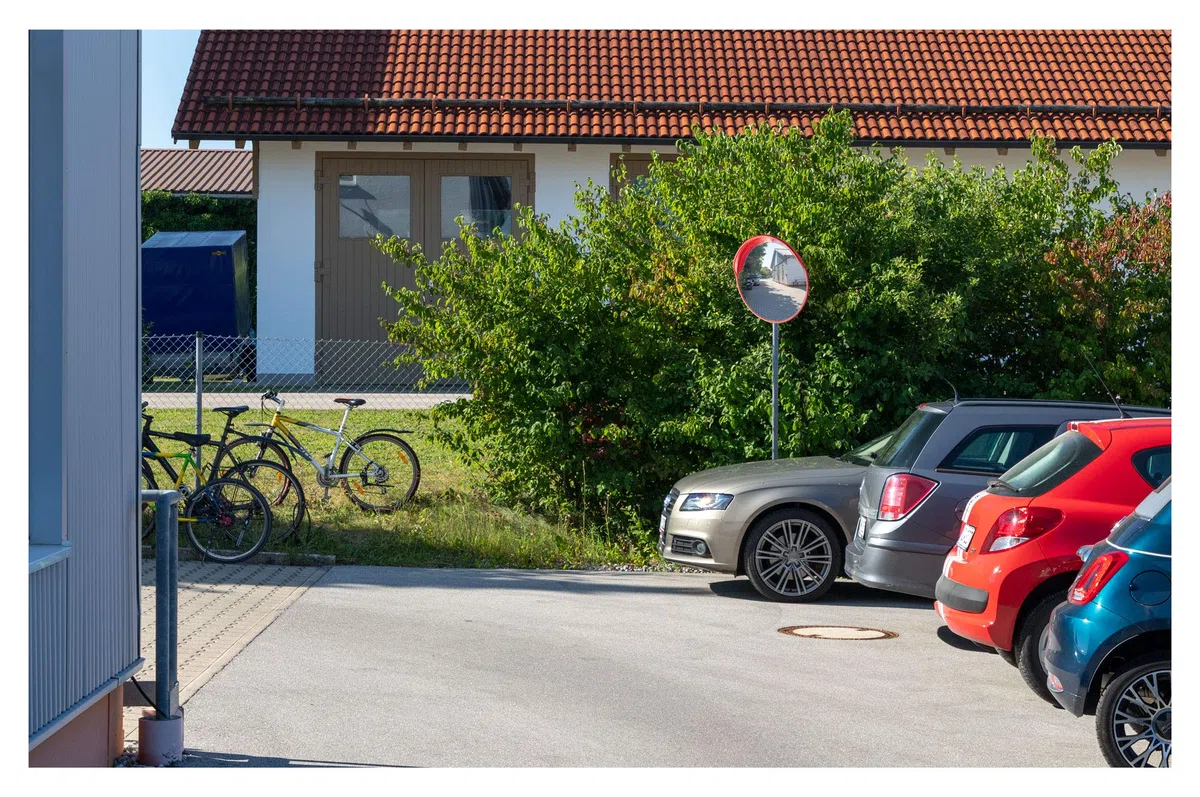 Stagecaptain MC-60 Mirrcon Verkehrsspiegel, Konvexer Verkehrsspiegel | Durchmesser: 60 cm, 130° Sichtfeld, Für Wand- und Rohrmontage, Flexible Spiegelfläche, daher unzerbrechlich, Gewicht: 1, 0 kg