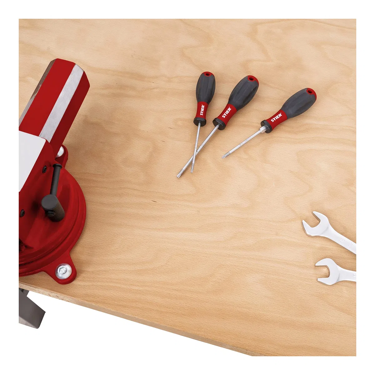 STIER Höhenverstellbare Werkbank Premium, 150x70x84-104 cm, aus pulverbeschichtetem Stahl und Buche, flexibel und ergonomisch, ideal für anpassbare Arbeitsplatzgestaltung in Werkstätten