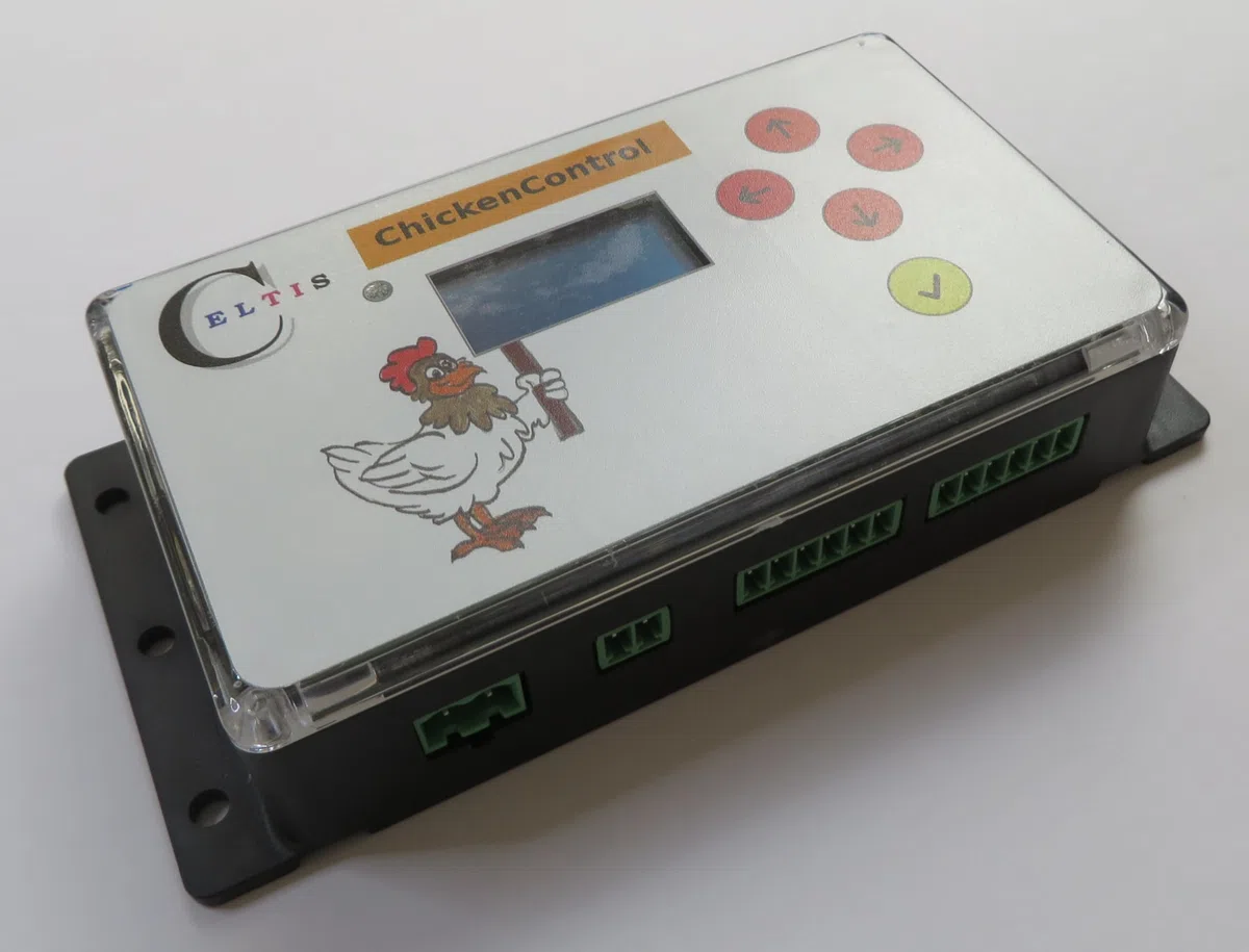 ChickenControl All-In-One-Steuerung für Hühnerstall | Beleuchtung, Klappe, Lüftung, Heizung, Berechnet Sonnenaufgang und Untergang, Sanftes Dimmen