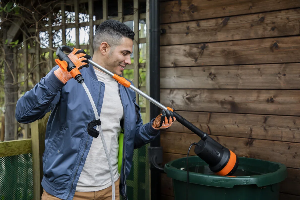 YARD FORCE Akku-Tauch-/Regenfasspumpe LX CWP1 mit 20V /2,5 Ah Lithium-Ionen-Akku, max. Fördermenge 2000 L/Stunde, max. Tauchtiefe: 3 Meter mit 20V /2,5 Ah Akku