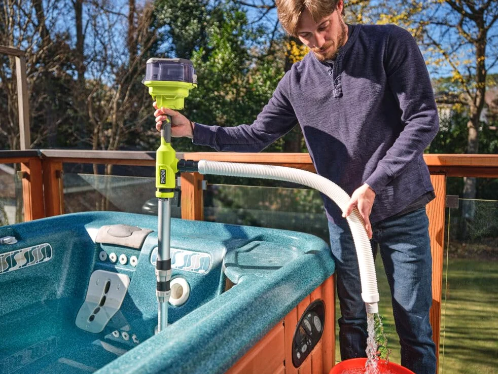 RYOBI 18 V ONE+ Akku-Regenfasspumpe RY18STPA-0 (bis zu 3.360 l/h Förderleistung, bis zu 7 m Förderhöhe, Wassergeschütztes Akku-Fach (IPX7 Schutzklasse), ohne Akku und Ladegerät)