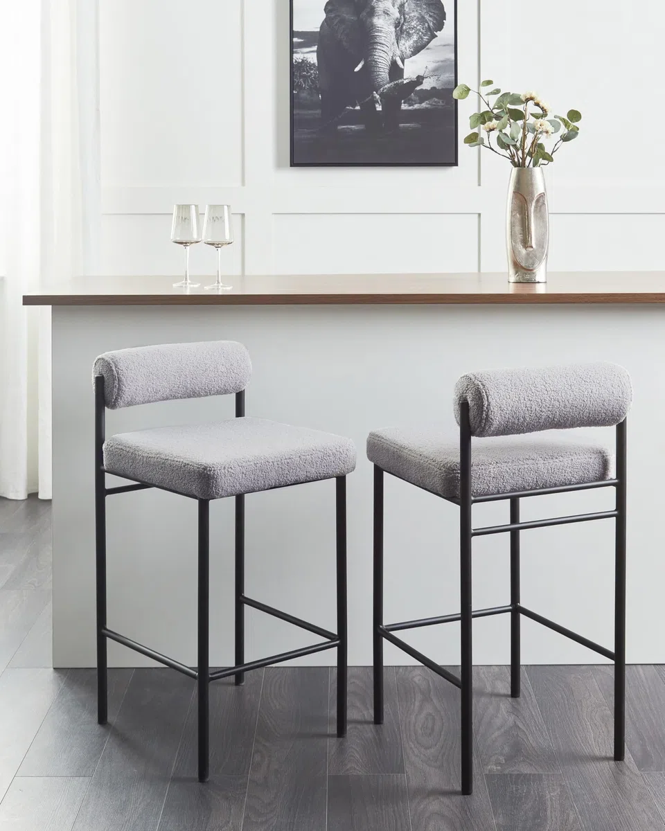 Beliani Barstuhl 2er Set Bouclé grau niedrige Lehne Metallgestell Fußstütze Retro Amaya