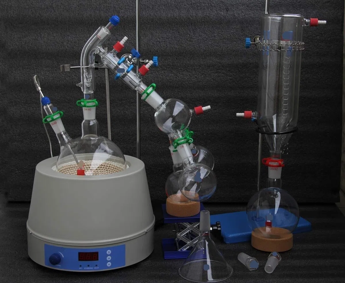 Kurzstrecken-Glasdestillationsset mit Kühlfalle und magnetischem Heizmantel – 2000 ml Laborausrüstung