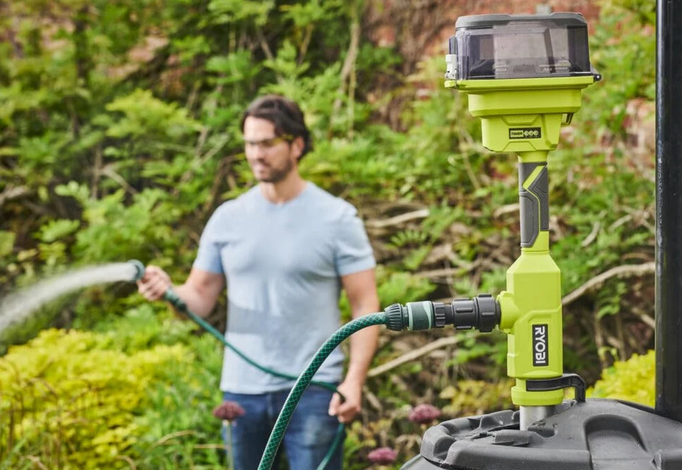 RYOBI 18 V ONE+ Akku-Regenfasspumpe RY18STPA-0 (bis zu 3.360 l/h Förderleistung, bis zu 7 m Förderhöhe, Wassergeschütztes Akku-Fach (IPX7 Schutzklasse), ohne Akku und Ladegerät)