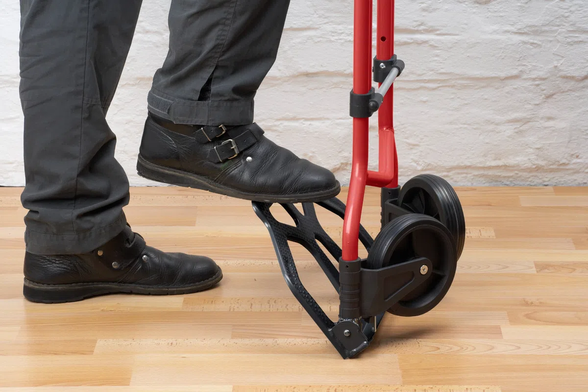 Meister Sackkarre - 70 kg Tragkraft - Klappbar inkl. Rädern - Stufenlos höhenverstellbarer Griff mit Soft-Überzug - Mit Vollgummi-Laufflächen - Aus Stahl / Handkarre / Transportkarre / 8985760 | Klappbar inkl. Rädern – Stufenlos höhenverstellbarer Griff m