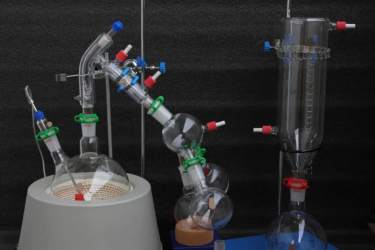 Kurzstrecken-Glasdestillationsset mit Kühlfalle und magnetischem Heizmantel – 2000 ml Laborausrüstung