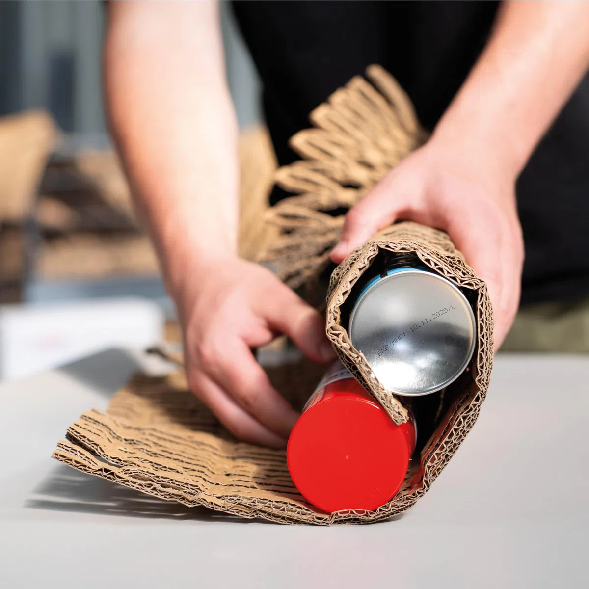 HSM ProfiPack C400 Verpackungspolstermaschine I Für Verpackungsmaterial | Kartonschredder I Füllmaterial, Polstermatten für Pakete aus Kartonagen I 1 Lage I Tischgerät I nachhaltiges Recycling